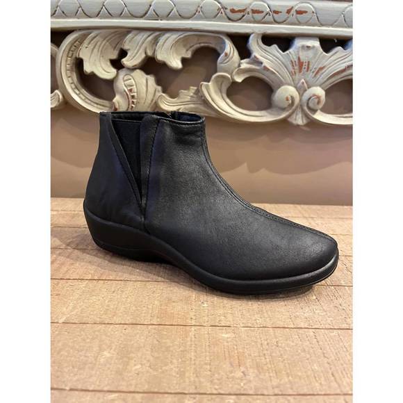 Arcopedico - Women's Zion Ankle Booties main image 1